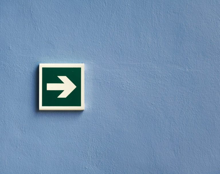 Weg zu den Kompetenzen Foto: Tim Mossholder von Unsplash Fluchtweg-Pfeil, der zeigt, dass hier Hilfe zu erwarten ist.